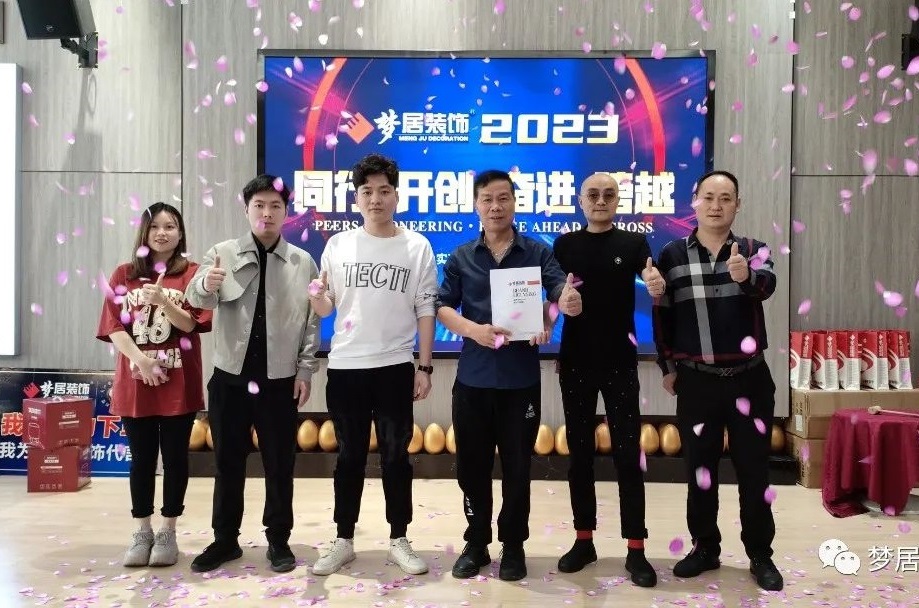 热烈祝贺广东澄海刘总团队乐成牵手第一娱乐！祝贺新址开工大吉！